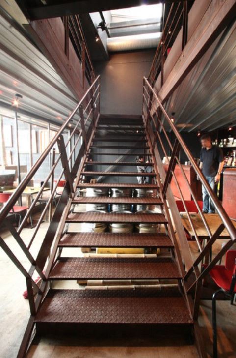 L’escalier PMR principal du bar